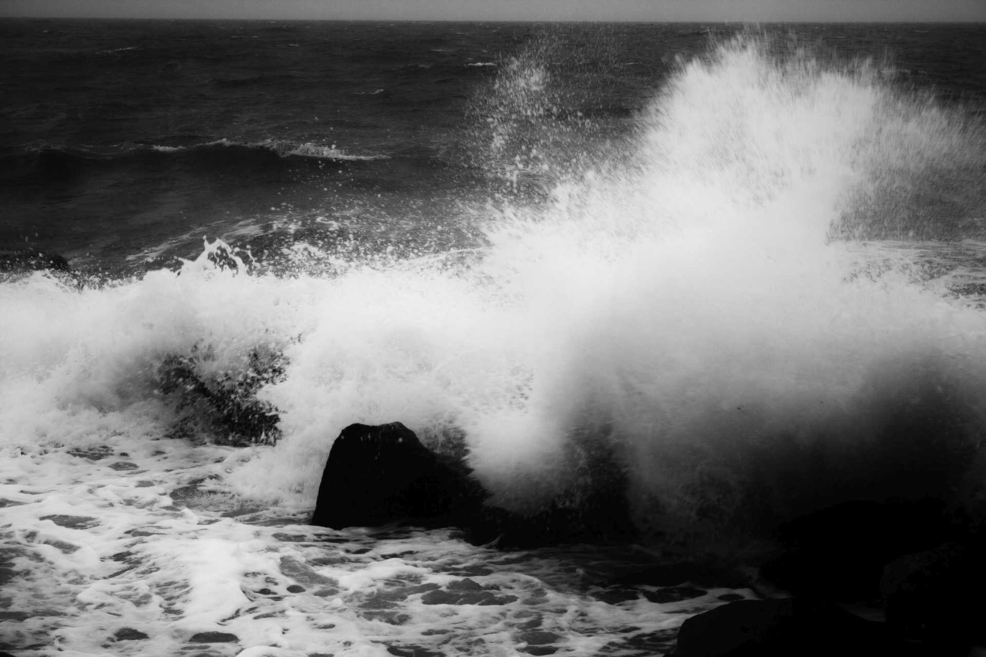 Lo scirocco a Ostia: una maschera di bellezza per il mare ma non per gli abitanti